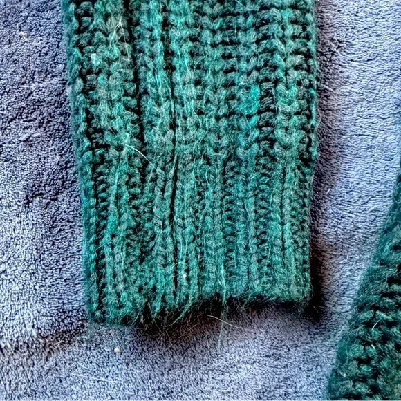 Dark teal green knit sweater size small - Picture 9 of 9
